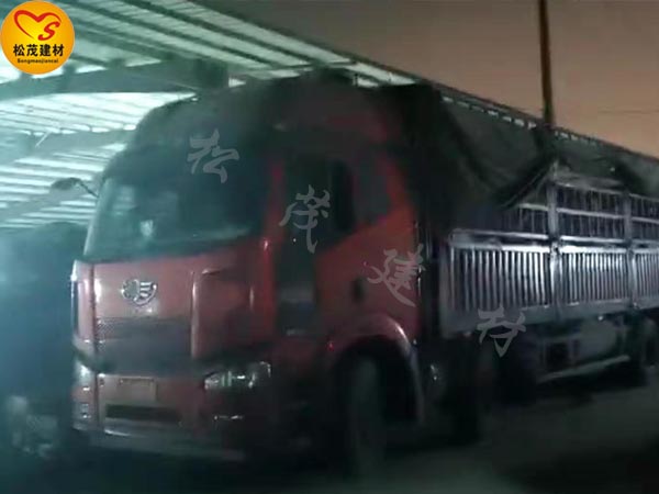 建筑螺桿廠家晚上裝車中